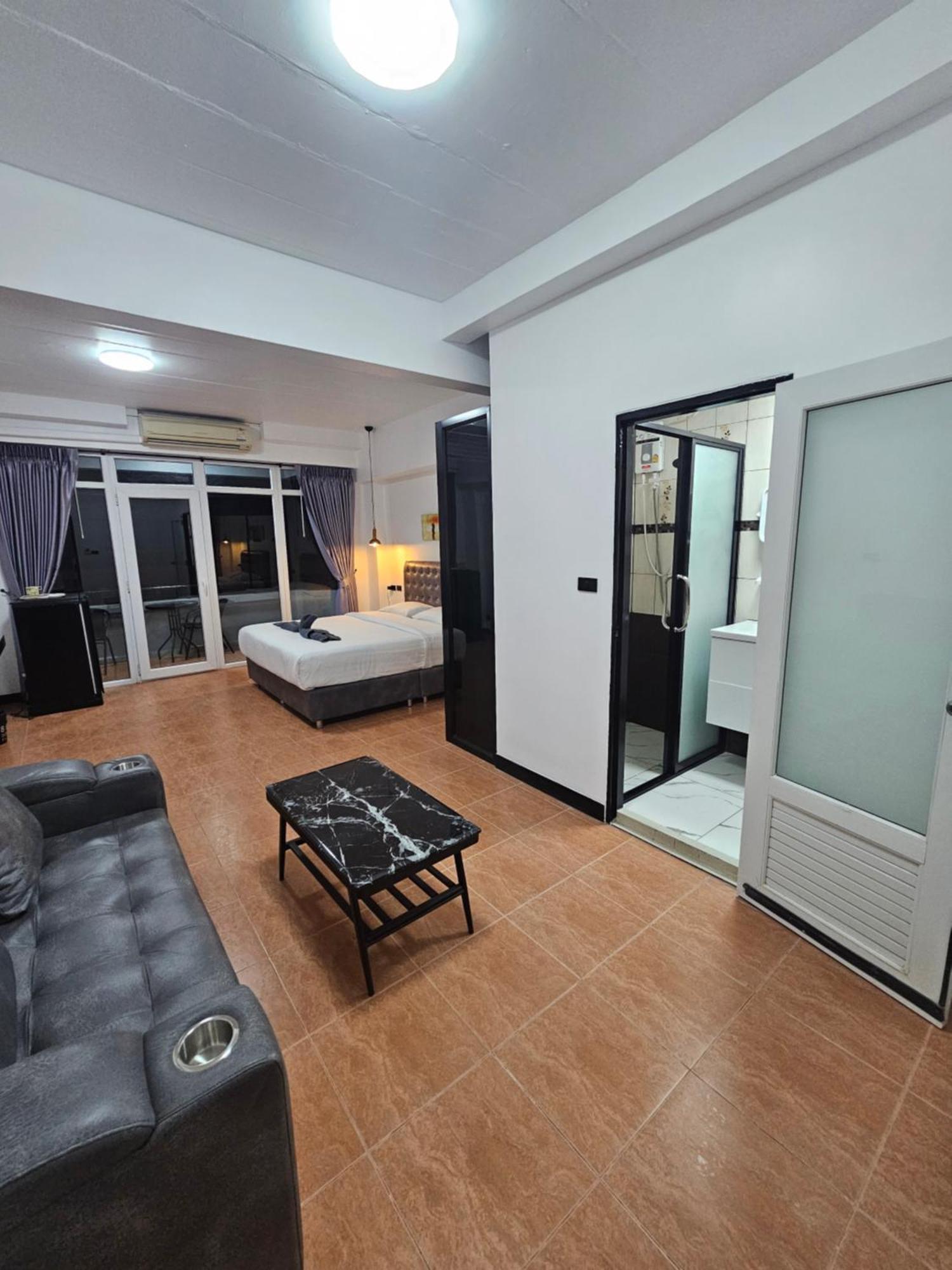 Happy Beach Jomtien Guesthouse Exterior photo