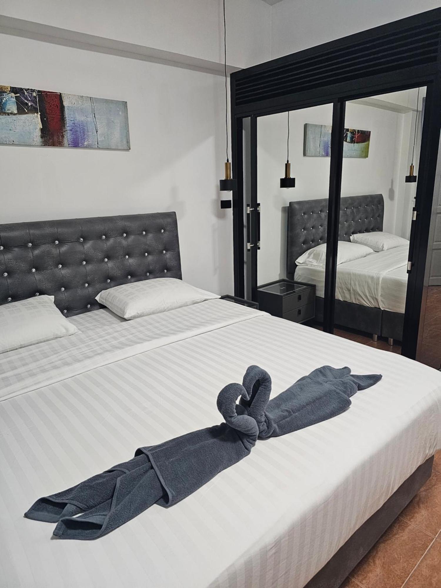 Happy Beach Jomtien Guesthouse Exterior photo